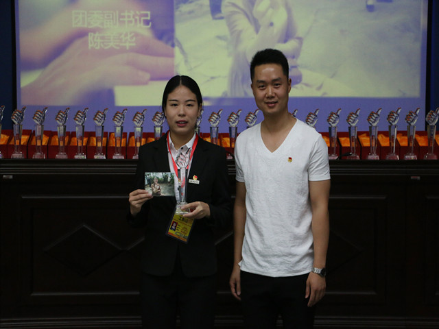 1497278147665794.jpg 康美-团委书记庄天怀老师赠礼.jpg