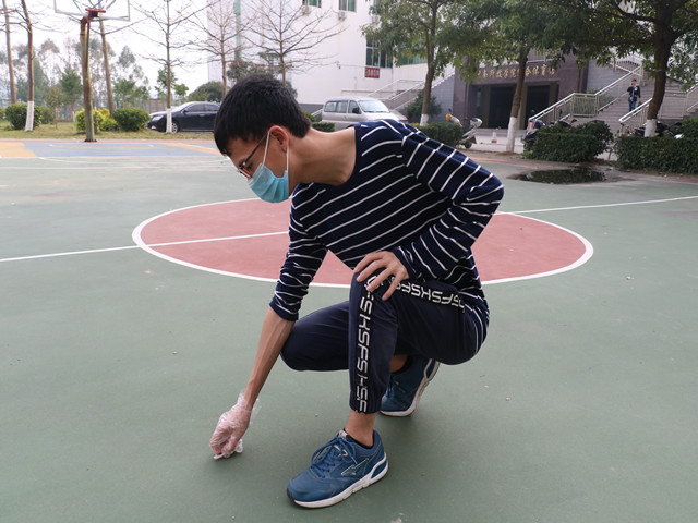 康美-学生捡烟头.jpg