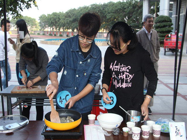 1481213095613651.jpg 康美-参赛选手制作美食.jpg