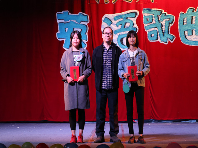 1481548770979074.jpg 康美-陈孔吉老师为第一名选手颁奖.jpg