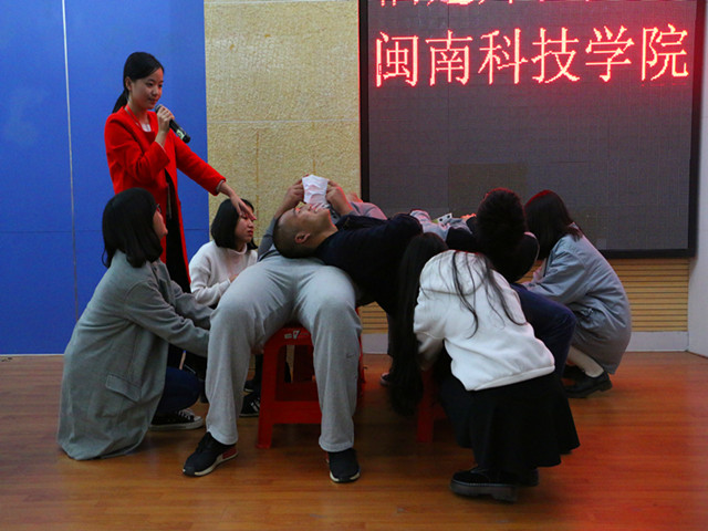 1482206035457964.jpg 康美-学生玩游戏.JPG