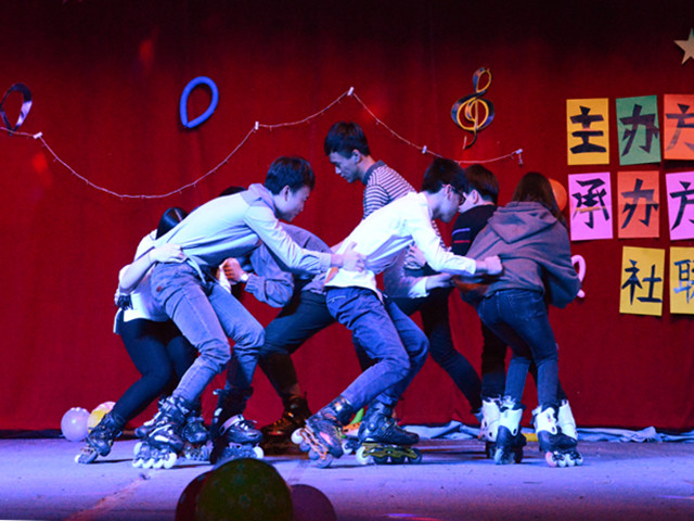 1481435055760549.jpg 康美-滑轮表演.jpg