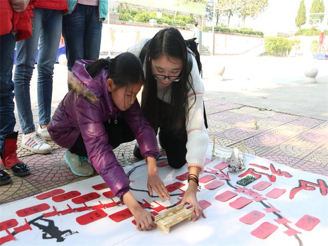 1488694384285499.jpg 七年级的学生在完成拼图比赛.JPG