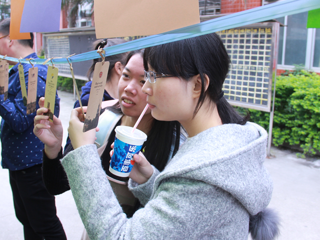 1488284208903246.jpg 美林-同学看书签猜书名.jpg