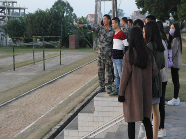1482295746388987.jpg 参观训练场地.jpg