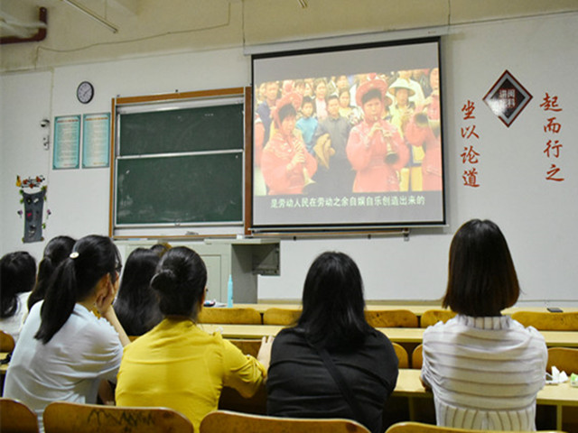 实践队观看拨拨灯影像.jpg