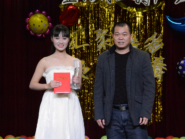 1481435828702858.jpg 美林-林树生老师与冠军合影.jpg