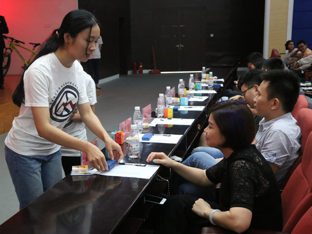 1495407819397134.jpg 康美-给老师赠送小礼物.jpg