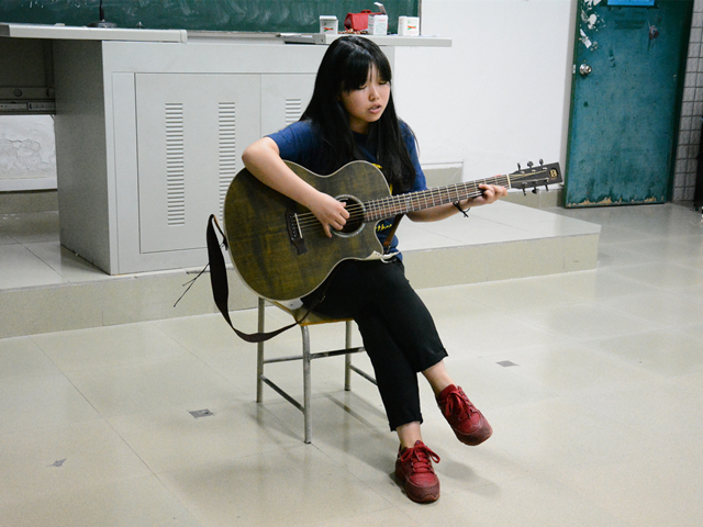 1494854426730055.jpg 美林-同学展示才艺.jpg