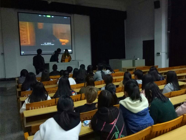 1480860262819171.jpg 美林-同学观看电影.jpg