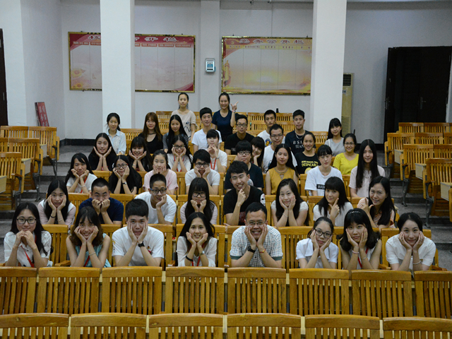 1466265960772009.jpg 美林-潘雄老师与经管系团总支成员合影.jpg