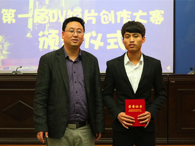 1483009086740858.jpg 康美-计算机科学系常务副主任禹谢华副教授为非专业组冠军颁奖.JPG