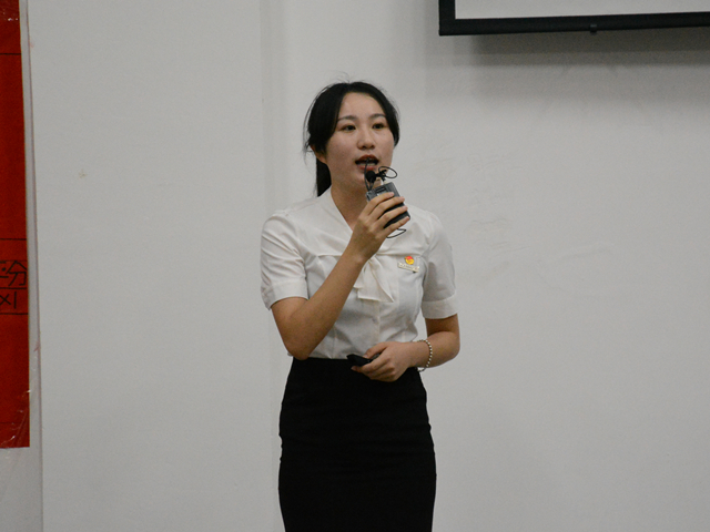 1466264768500938.jpg 美林-竞选者正在演讲.jpg