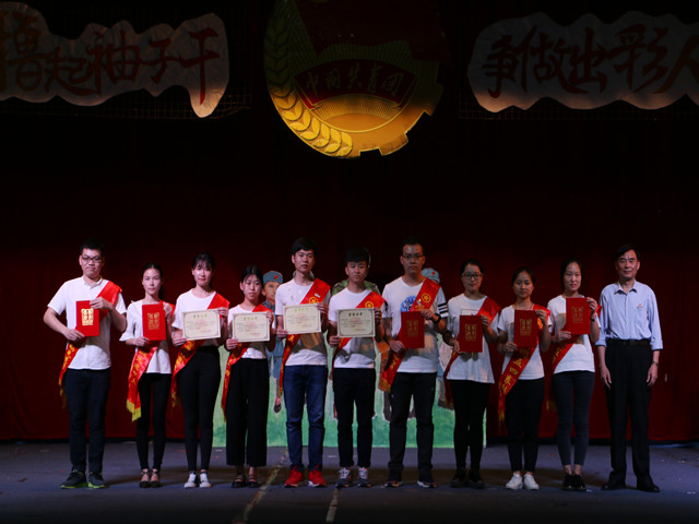 1493871562926167.jpg 康美-学院院长邱永渠为学生颁奖.jpg