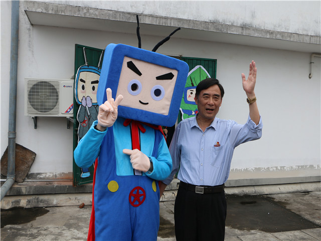 1493872339138645.jpg 康美-院长邱永渠与闽小科合影.jpg
