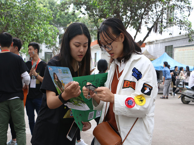 1492146066408582.jpg 康美-向同学宣传.jpg