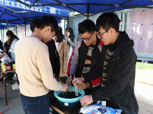 康美-同学玩游戏.jpg