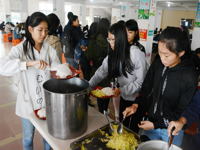 1480683838779207.jpg 美林-工作人员为同学打饭.jpg