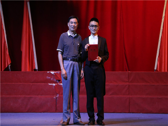 1495540911234494.jpg 康美-院长邱永渠为一等奖颁奖.jpg