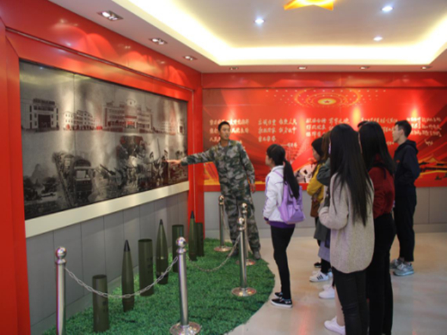 1482295762417940.jpg 为同学们讲解部队团史.jpg