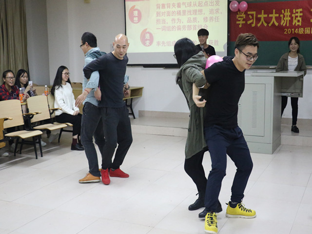 1482471111700089.jpg 闽科-21-老师与同学同玩游戏.jpg