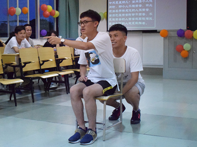 1496569590878963.jpg 美林-同学表演节目.jpg
