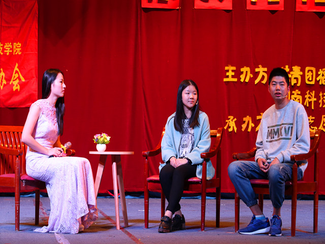 1481865972129993.jpg 康美-访谈志愿者先进典型.JPG