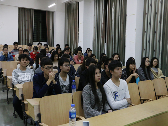 1481030838464106.jpg 康美-同学认真听讲.jpg