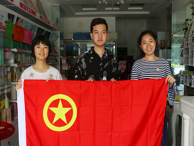 1495407151830070.jpg 康美-学员与路人合影.JPG