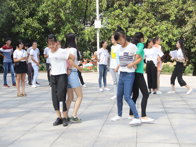 1477321416199960.jpg 美林-外语土木团总支素拓游戏环节.jpg