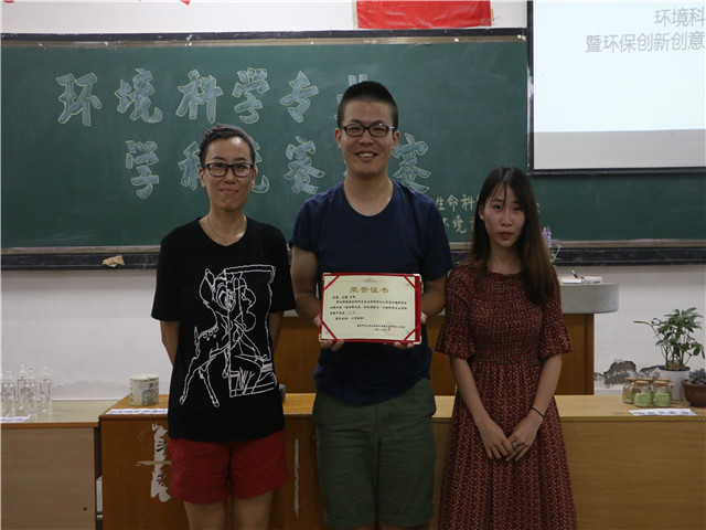 1497399967232907.jpg 康美-党总支书记刘蒙佳为一等奖颁奖.jpg