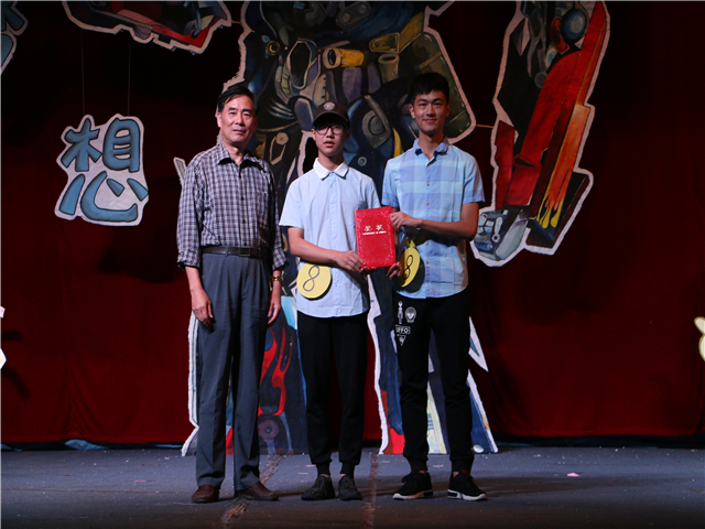 1496287355842886.jpg 康美-学院院长邱永渠为一等奖颁奖.jpg