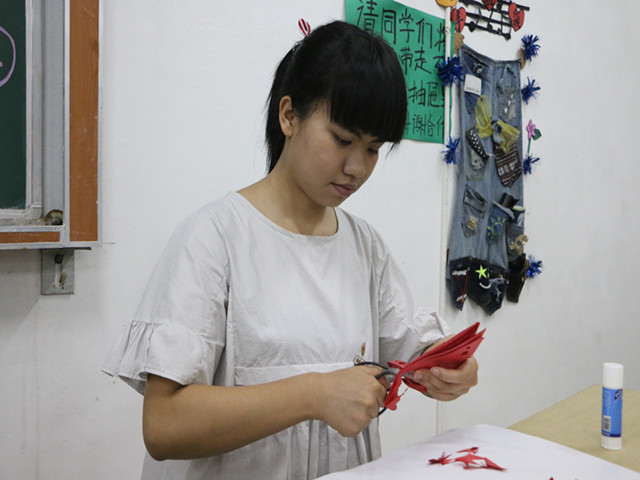 1464013015938667.jpg 康美-同学现场剪纸.jpg