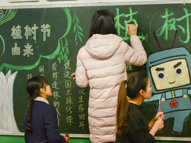 1489571371811122.jpg 支部人员画黑板报.jpg