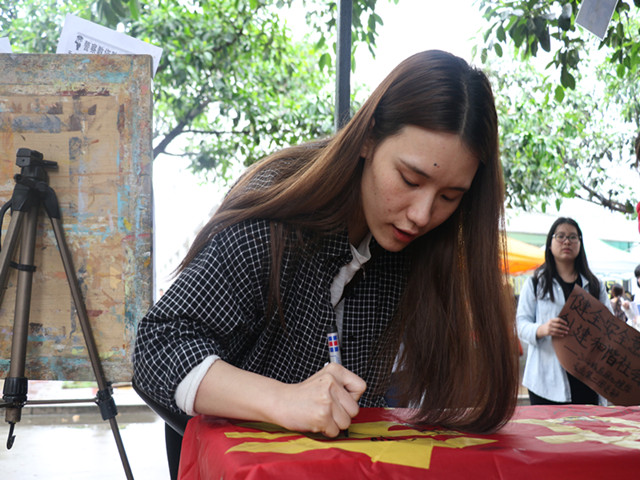 1461078117104553.jpg 康美-学生在横幅上签名.jpg
