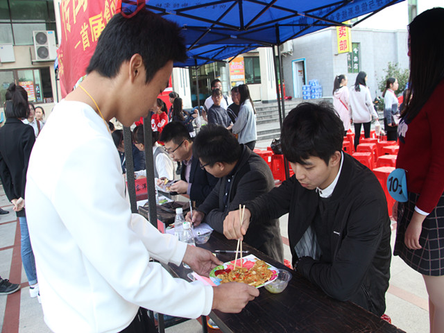 1481213069272291.jpg 康美-参赛选手将美食给评委试吃.jpg