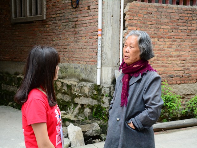 1493188479300116.jpg 志愿者与老人聊天.jpg