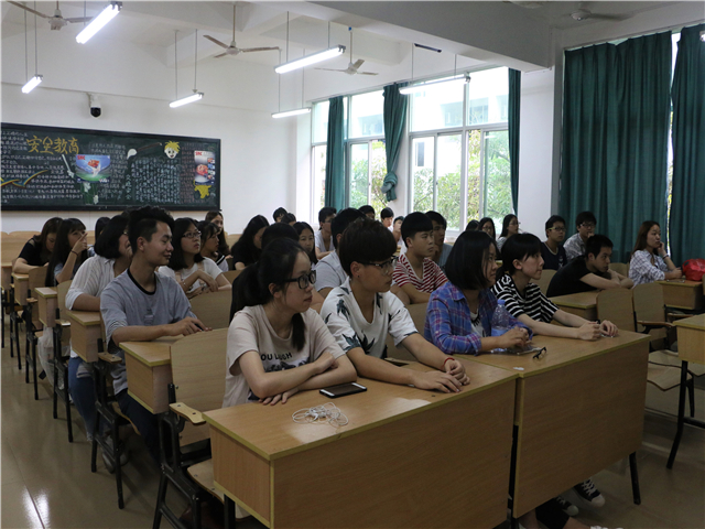 1495894549142994.jpg 康美-同学观看视频.jpg