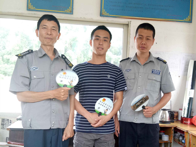 1495810032930954.jpg 同学为学院保安送上扇子.jpg
