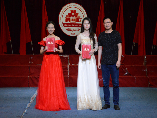 1495541177555022.jpg 美林-团委副书记曾荣根老师与三等奖获奖专业代表合影.jpg