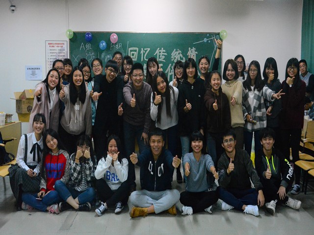 1482755779338897.jpg 美林-16英本辅导员曾荣根与全体班委合影.jpg