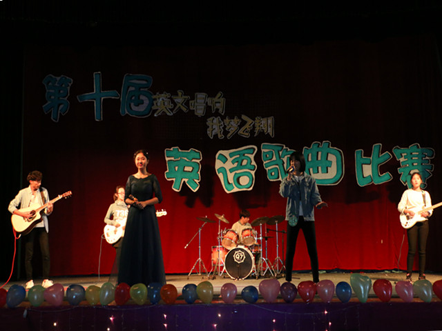 康美-乐队表演.jpg