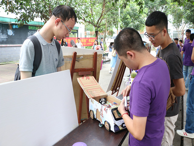 1466081189976858.jpg 康美-为同学展示手工电子.jpg