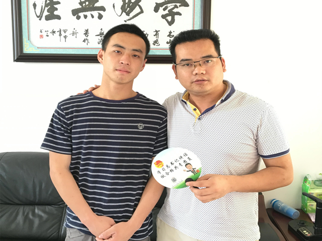1495810016812037.jpg 同学为吴永进主任送上扇子.jpg