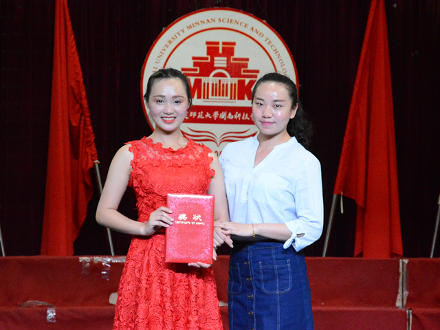 1495540988578492.jpg 美林-江丹丹老师与最佳指挥奖获得者合影.jpg