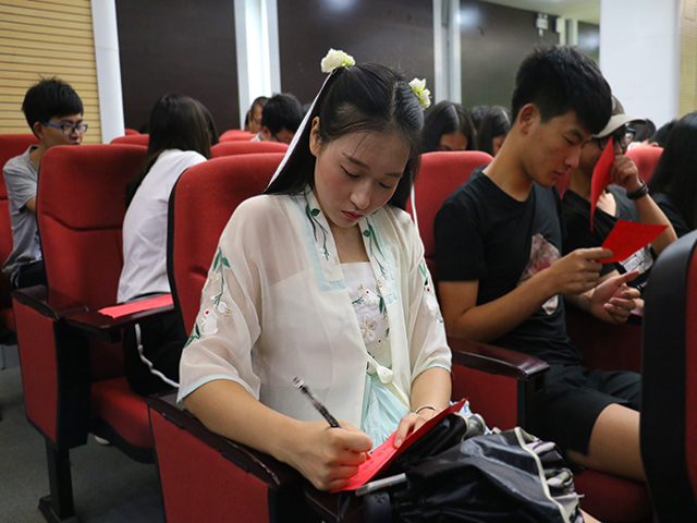 1497278308360656.jpg 康美-现场大众评委填写选票.JPG