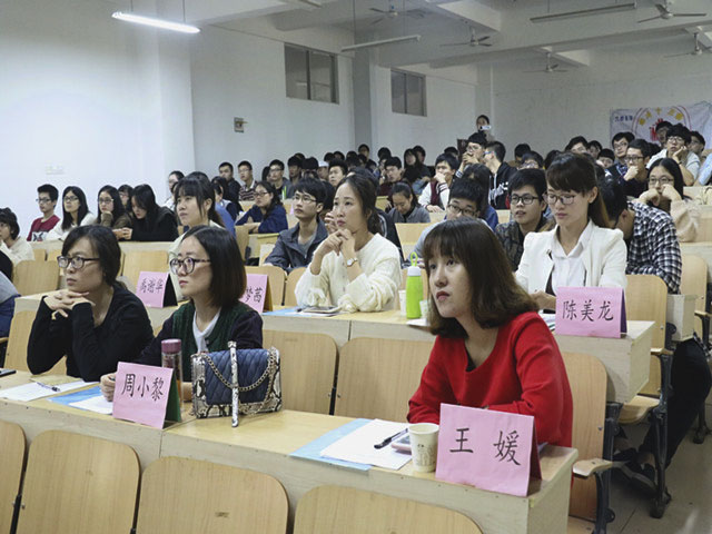 1482448136506970.jpg 康美-老师和同学们认真观看.jpg