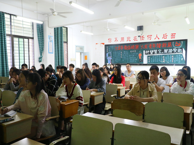 1493189186469642.jpg 康美-同学认真听讲.jpg