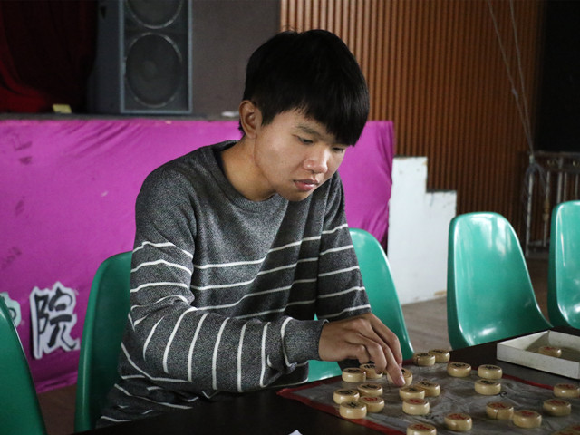 1480239013756236.jpg 康美-同学下棋.JPG