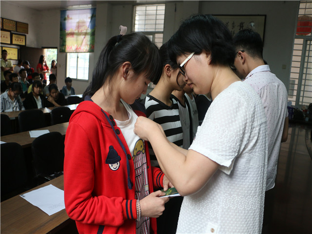 1495408679312819.jpg 康美-老师为新团员佩戴团徽.jpg